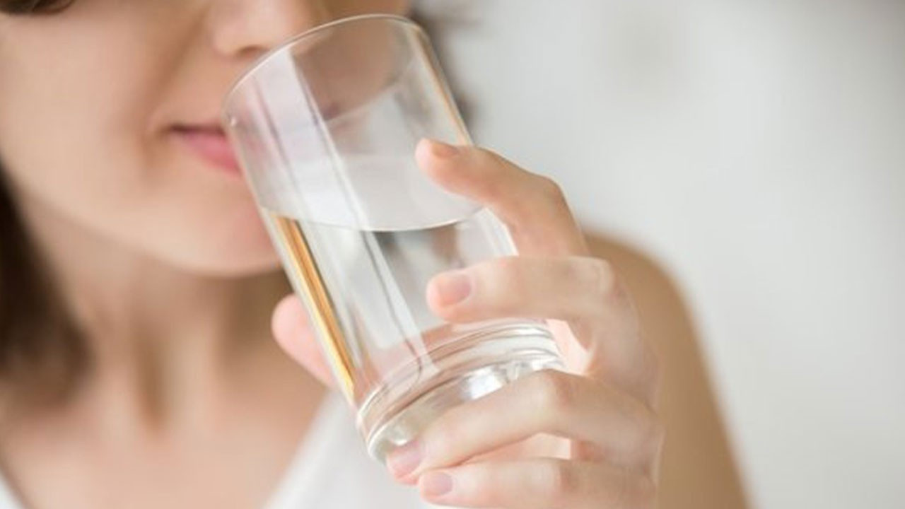 Uzmanından susuzluğu gidermek için gazlı içeceklere akın edenlere kritik uyarı