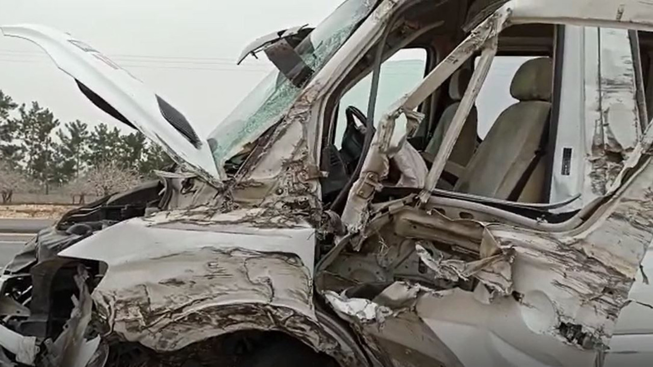 Gaziantep'te öğrenci servisi ile tır çarpıştı