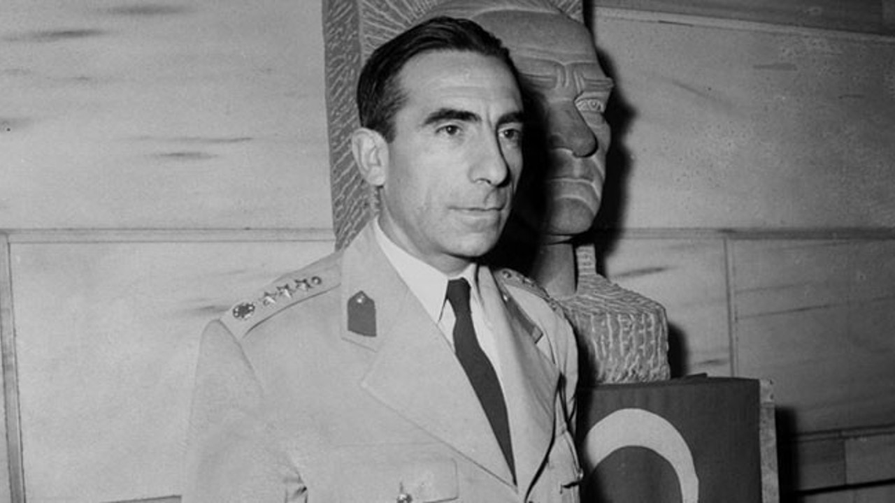 Alparslan Türkeş'in yıllar öncesinden Türkçe ezan ve Türkçe ibadet görüşleri. O zamandan büyük Başbuğ olduğunu belli etmiş