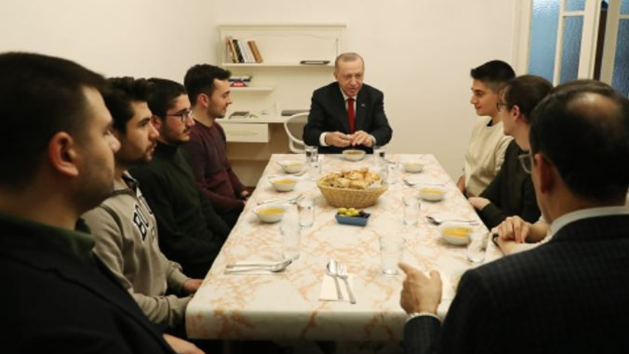 Erdoğan iftarda öğrenci evine misafir oldu