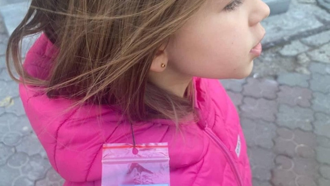 Ukraynalı ailelerin çocuklarının montlarına yazdıkları not yürekleri dağladı