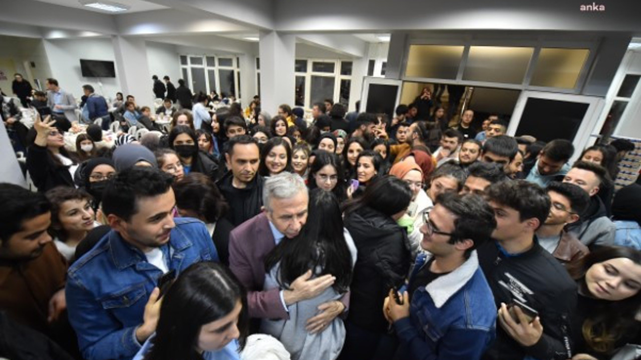 Mansur Yavaş’tan Üç- beş kişi ile değil bir yurt dolusu gençle iftar