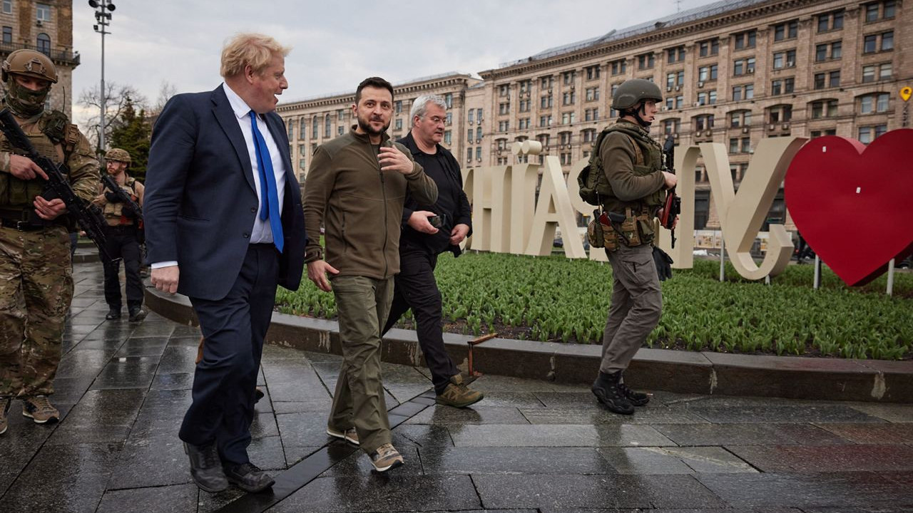 Zelenskiy ve Johnson Kiev sokaklarını gezdi
