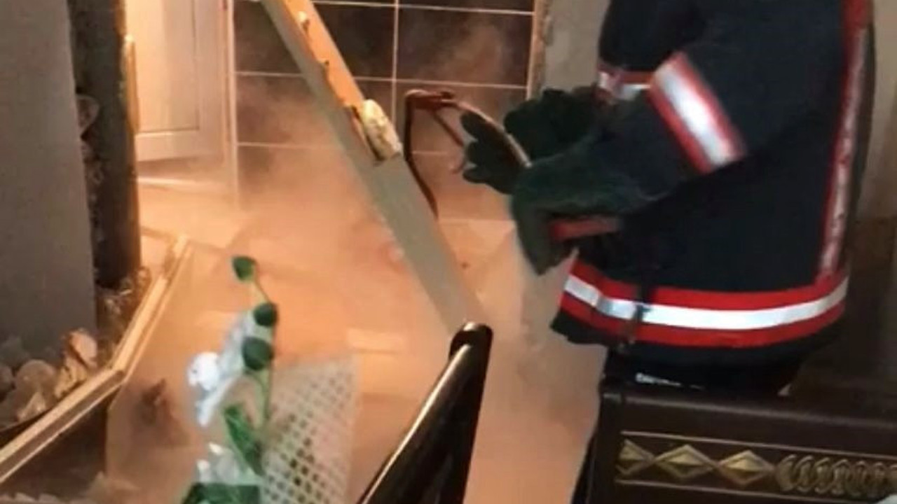 Eve giren yılan büyük paniğe sebep oldu