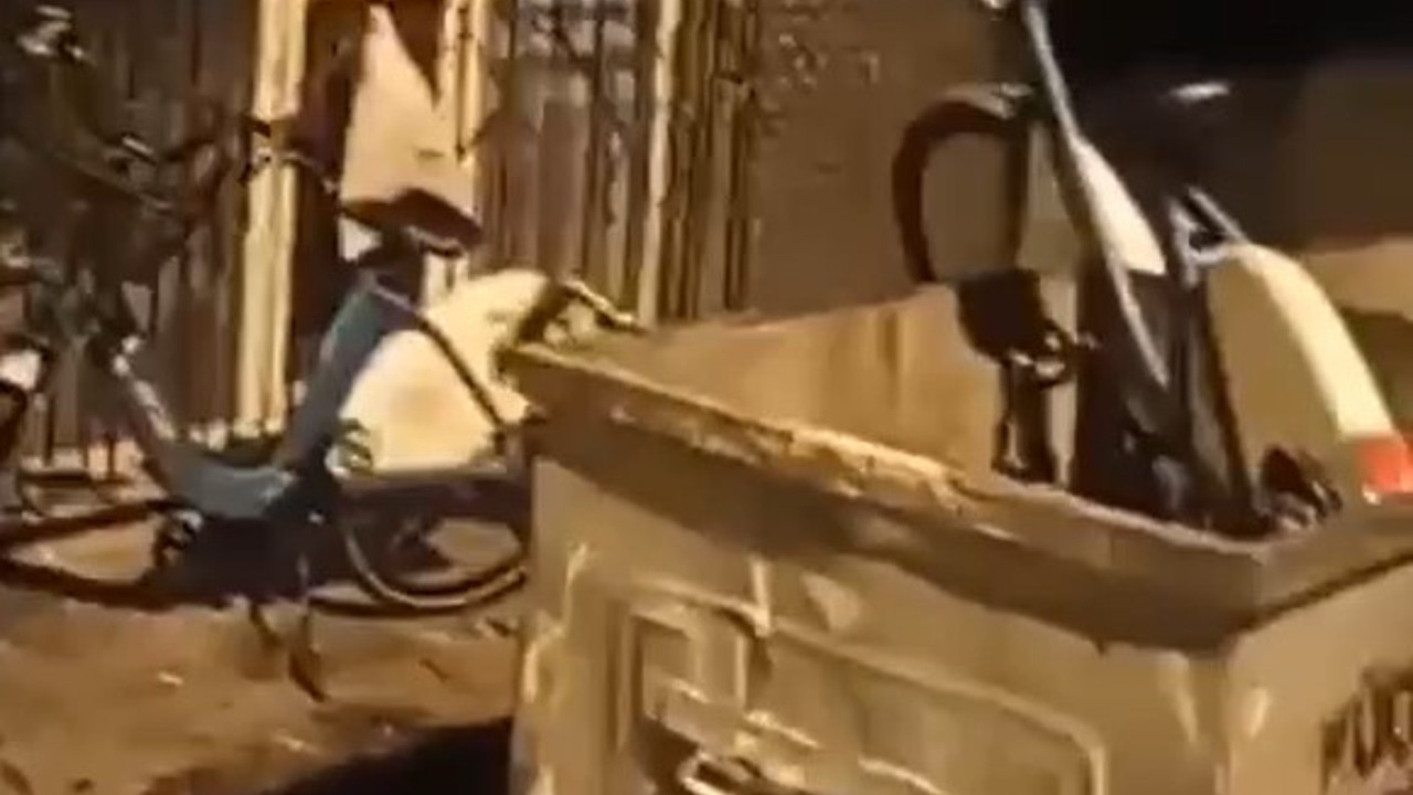 İBB'nin bisikletlerini çöpe attılar. Atılanlar bizim vergilerimiz