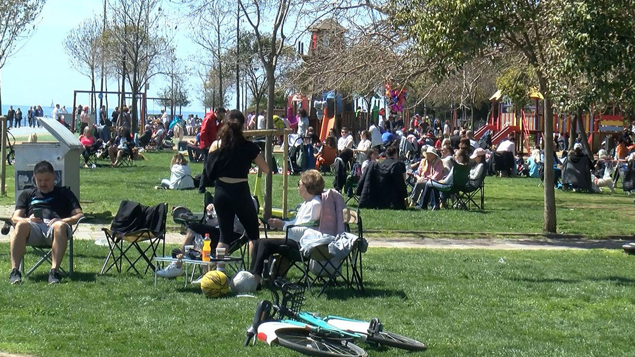 Güneşli gören sahile akın etti! Vatandaşlar güzel havanın tadını böyle çıkardı…