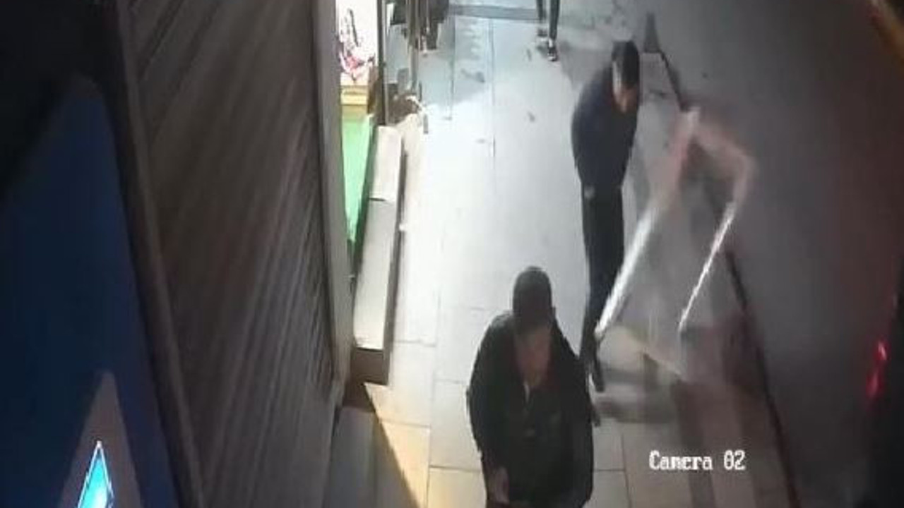 Binadan pencere düştü kaldırımdan yürüyen bir kişi Azrail'den kıl payı kurtuldu