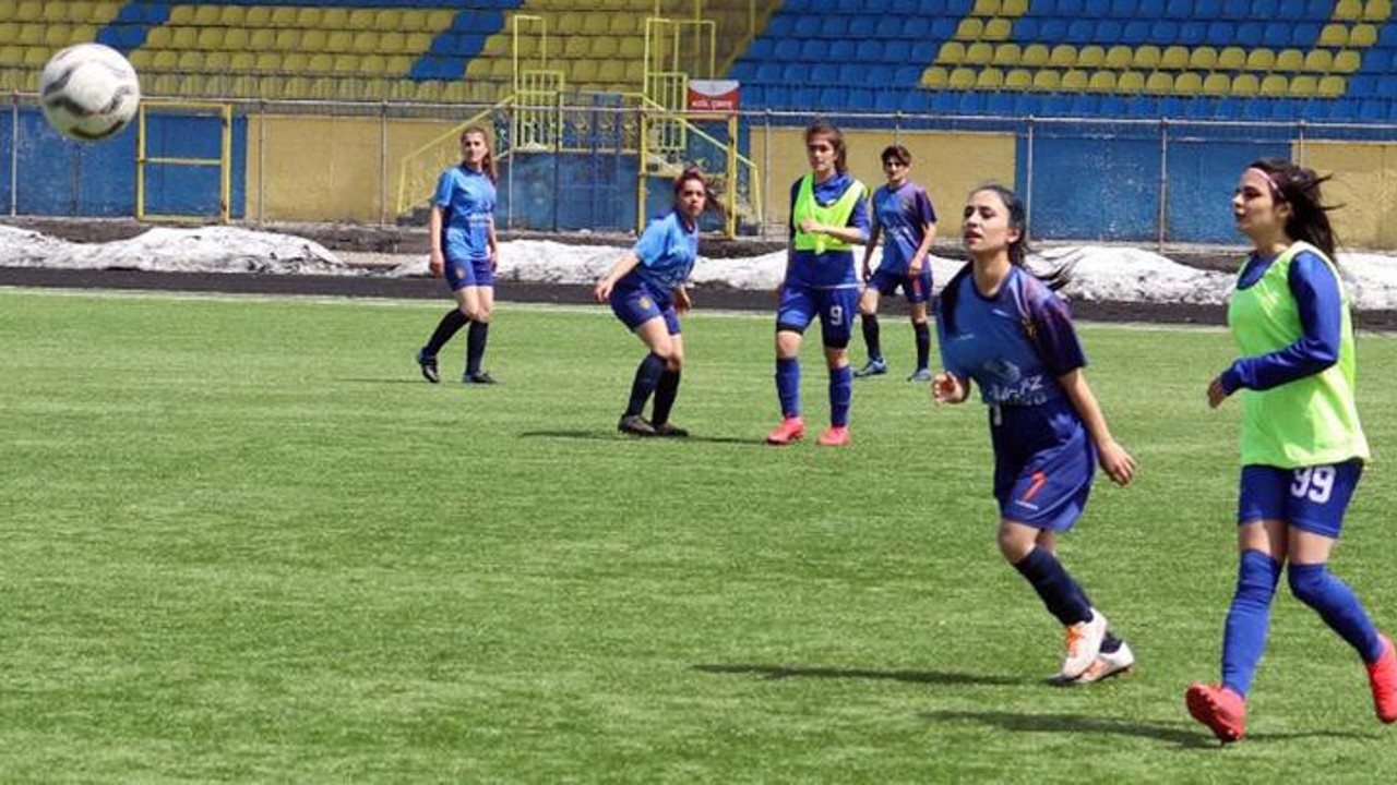 Çocuk yaşta gelin olmamak için yeşil sahaya çıktılar