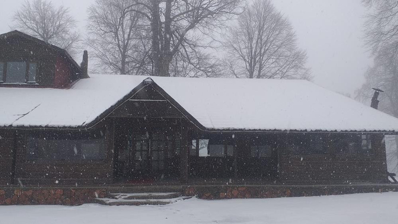 İstanbul'un dibinde kar lapa lapa yağıyor. Kar kalınlığı 90 santimetre