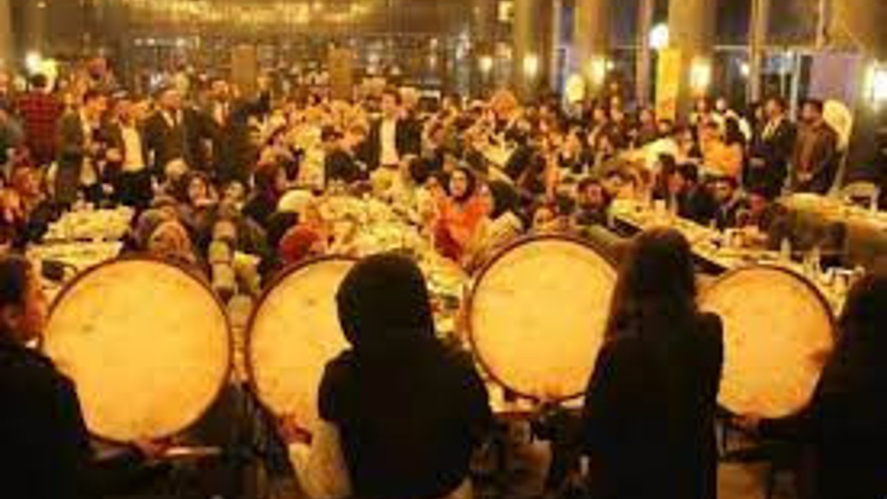 AKP Gençlik Kolları Başkanı şatafatlı sahuru savundu: Daha fazla kudurmaya devam edeceksiniz