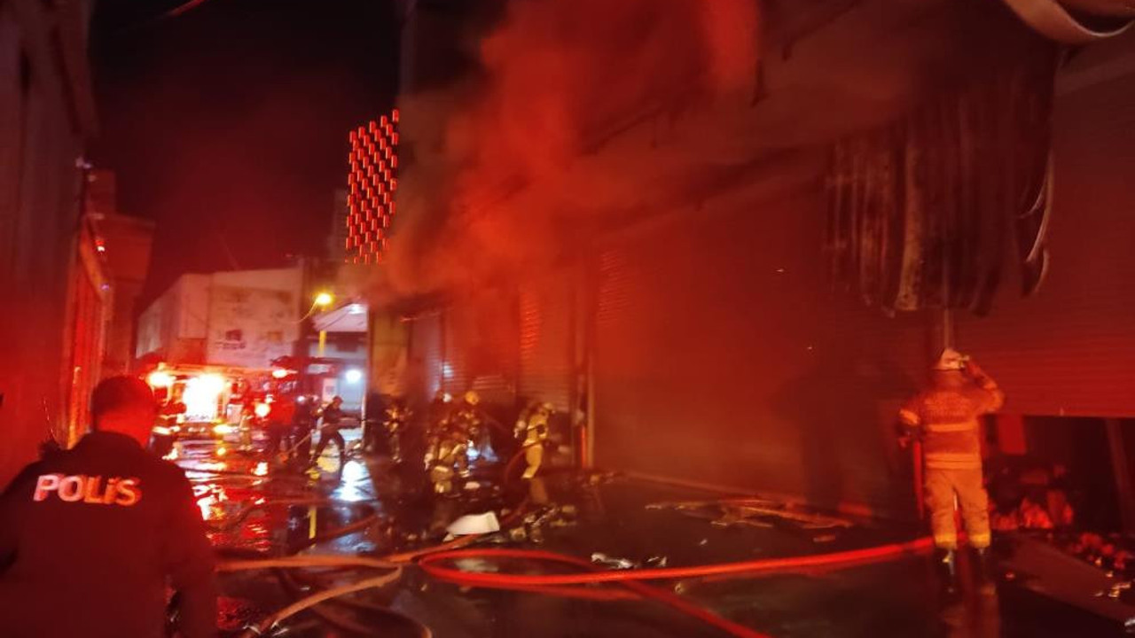 İzmir’de gıda çarşısı yandı