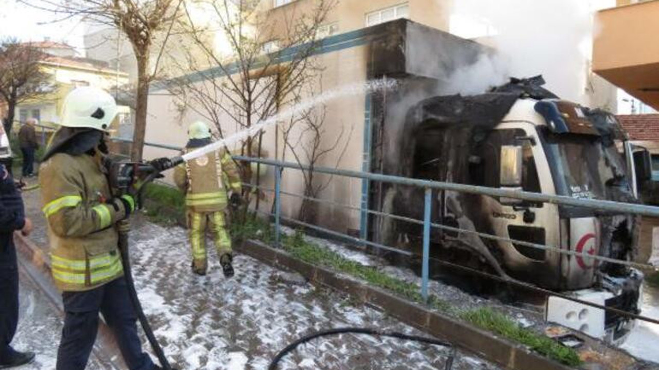 Park halindeki kamyon alev alev yandı