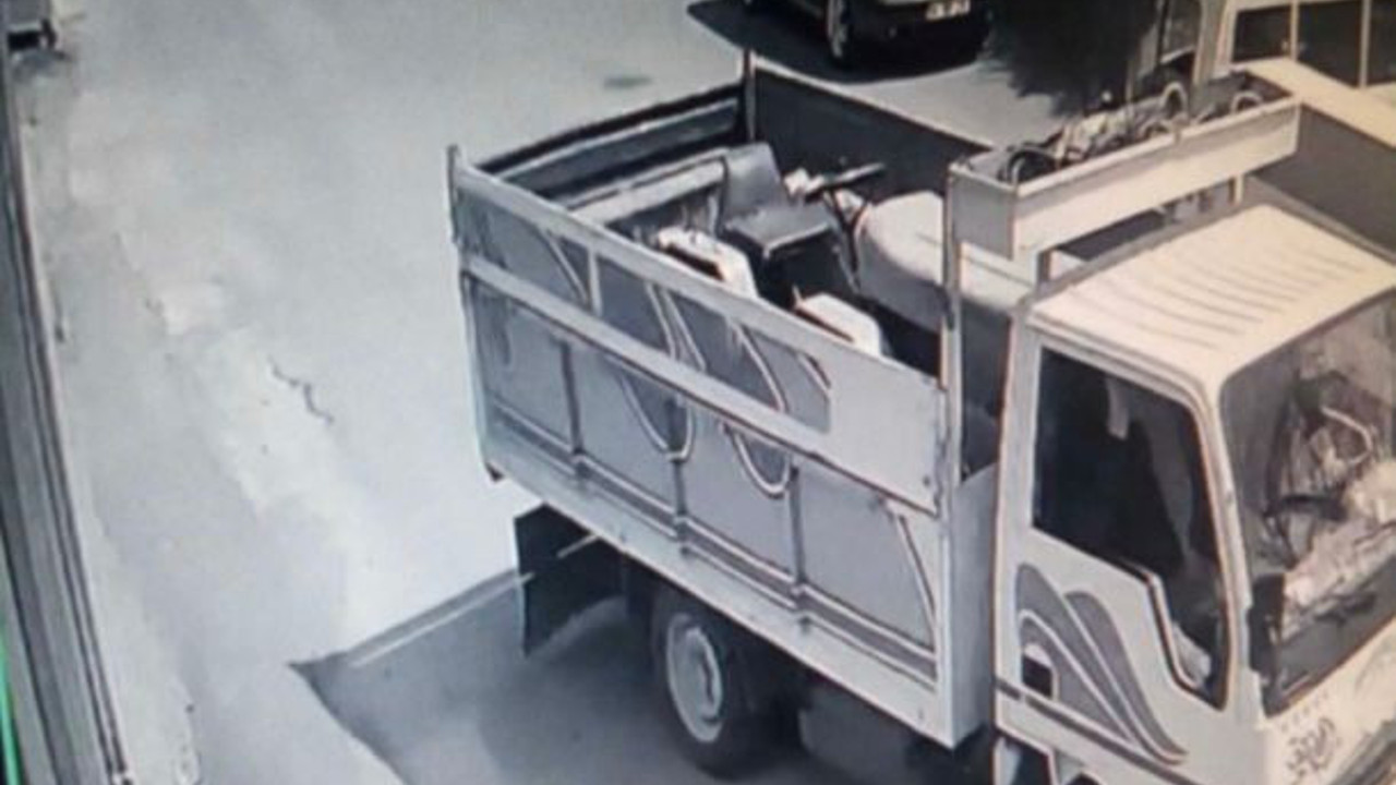 Çaldıkları traktörü galeriye sattılar