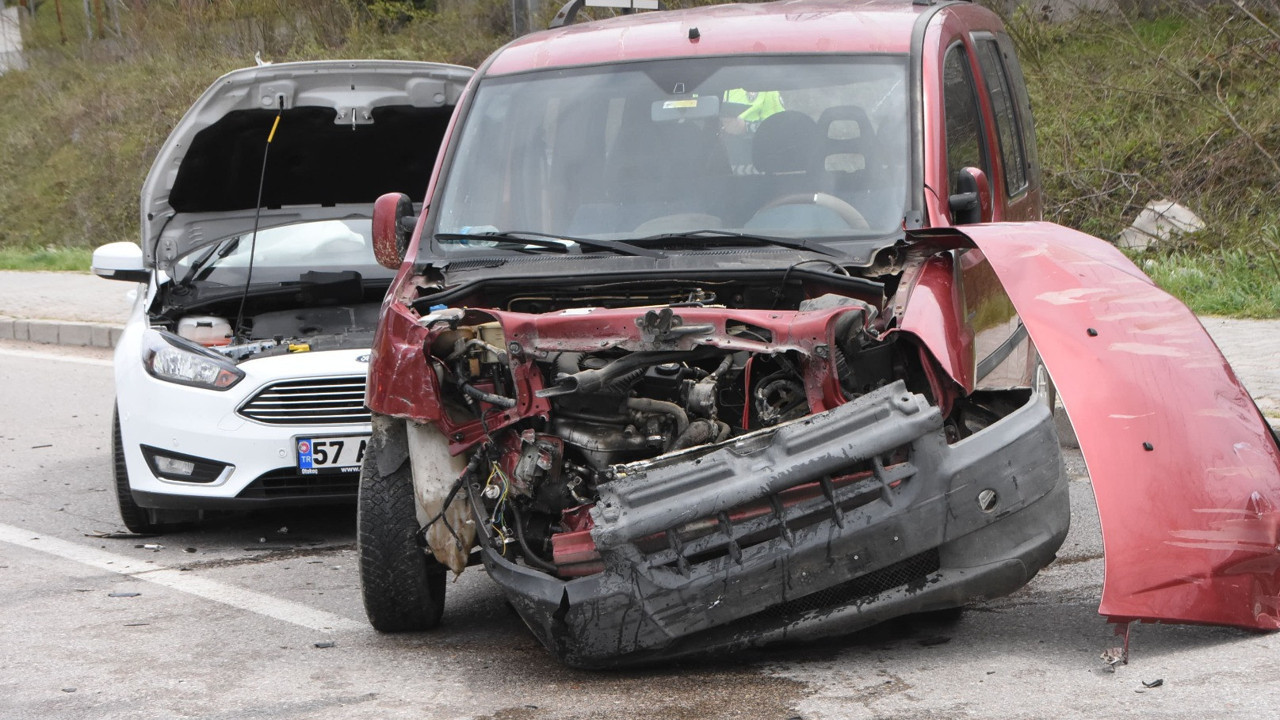 Sinop’ta ters şeritten çıkan araçla kafa kafaya çarpıştı (12 Nisan 2022)