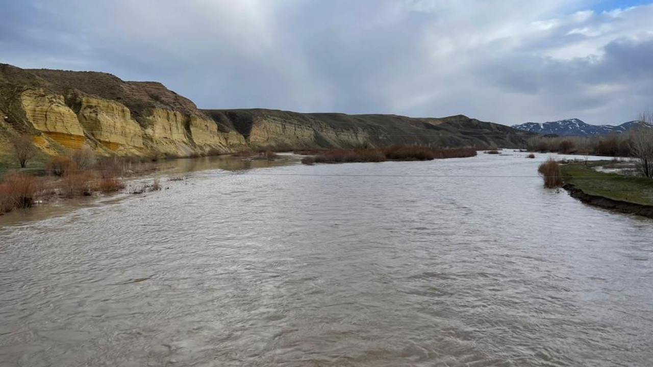 Karlar eridi Aras Nehri coştu