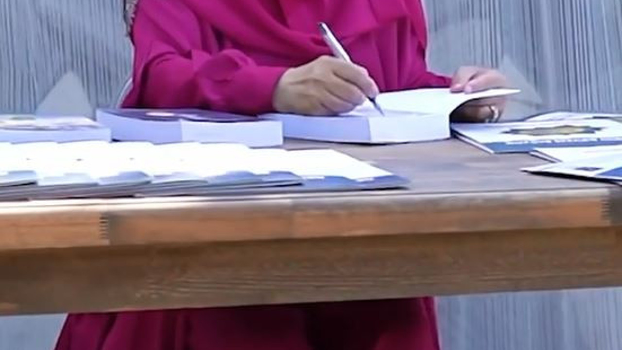 Ayetlerle kuantum pazarlayan kadın kendini böyle savundu. Bakın lüks arabaları ve otelleri neden tercih ediyormuş