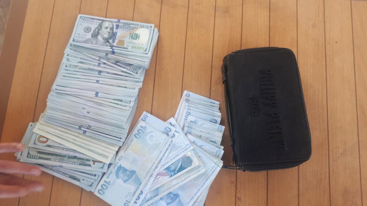 Çiçek diktiği parkta binlerce dolar buldu, bakın sonra ne yaptı?