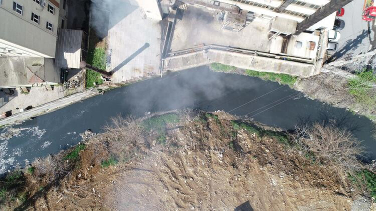 Simsiyah akmaya başladı... Marmara Denizi'ne dökülüyor!