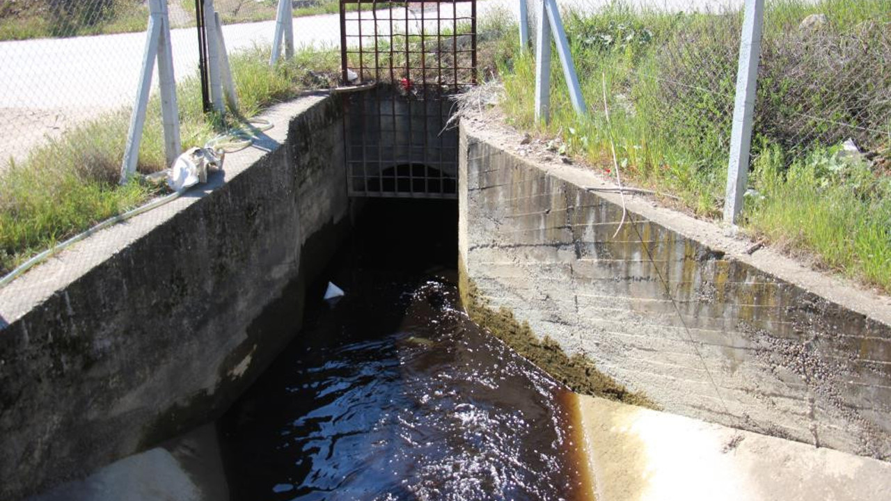 Sulama kanalı simsiyah akıyor. Çevre sakinleri tehlike altında