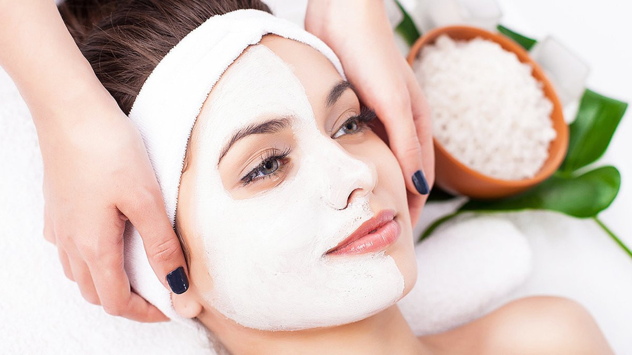 Yüzünüzü güzellik merkezinden çıkmış gibi yapan yöntem olan limon ve bal maskesiyle ışıl ışıl olacaksınız!