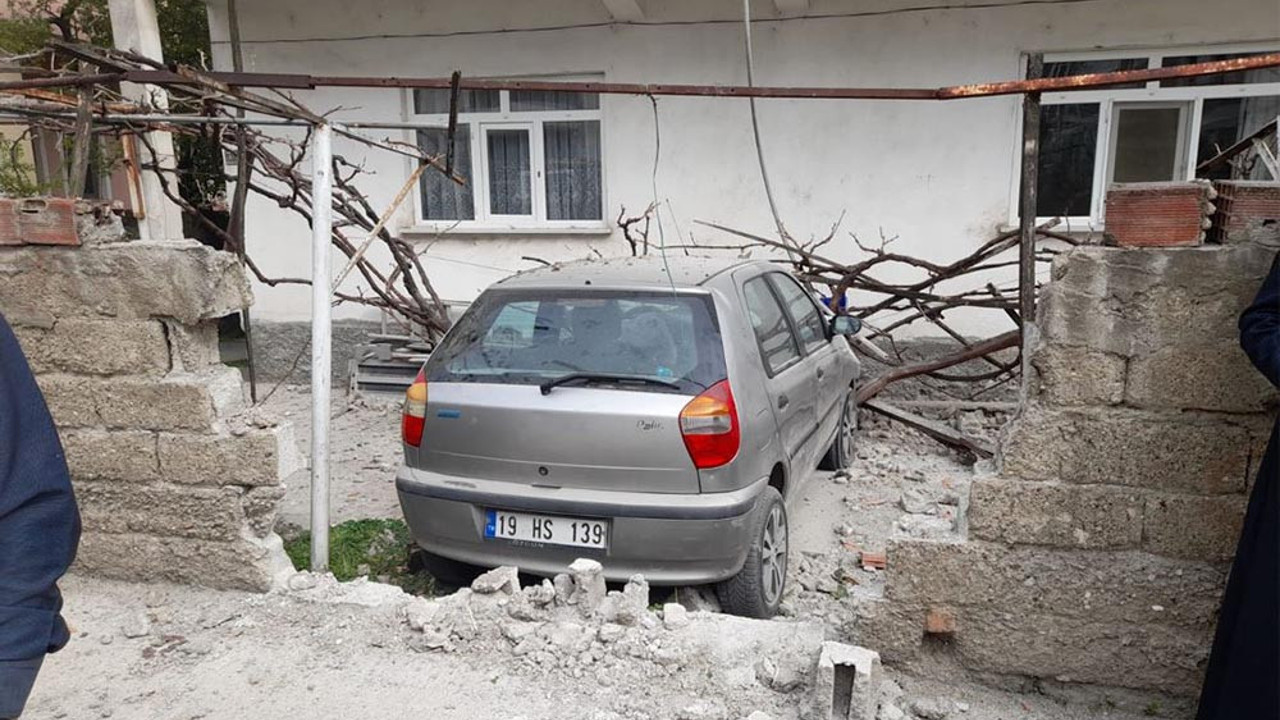 Direksiyonda rahatsızlandı! Otomobili evin bahçesine daldı…