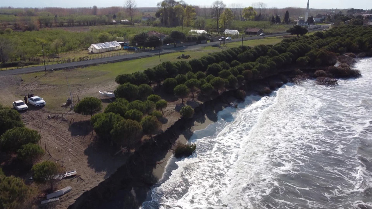 Dalgalar kıyıyı yuttu! Karadeniz evlere yaklaştı…