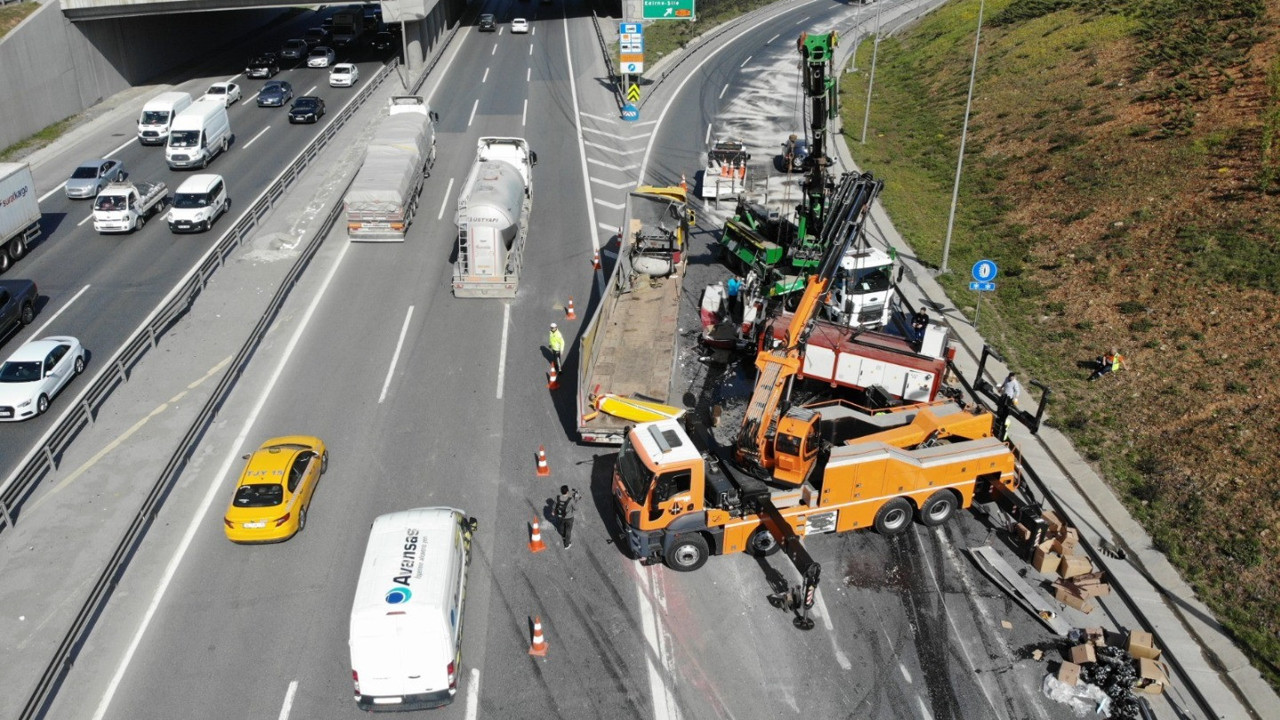 İstanbul TIR'ın dorsesindeki iş makinesi otoyola düştü