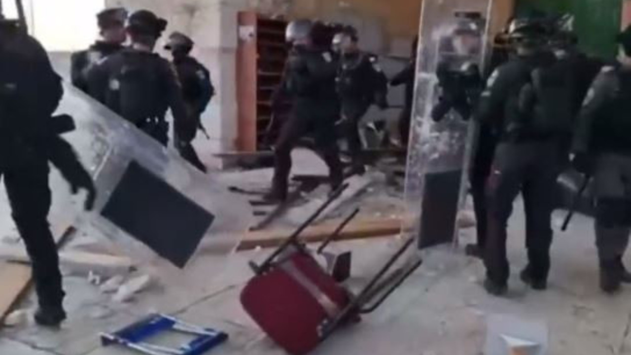 İsrail Polisi Mescid-i Aksa’ya gaz bombalı saldırı