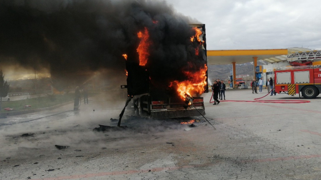 Akaryakıt istasyonunda büyük yangın