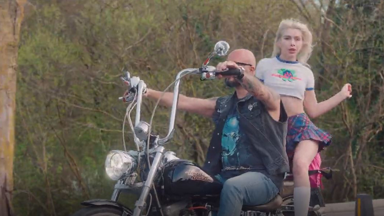 Aleyna Tilki, motorsiklet üzerinde soyundu