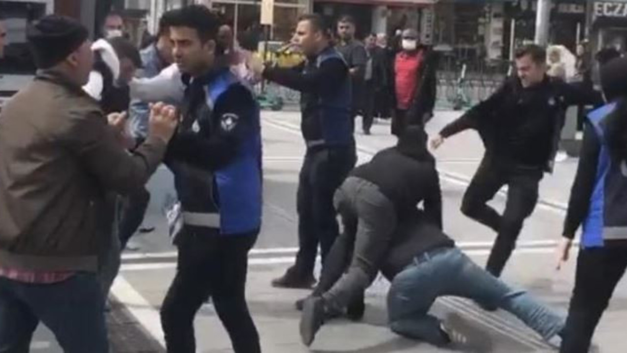 Fatih’te zabıta ve seyyar satıcılar birbirine girdi