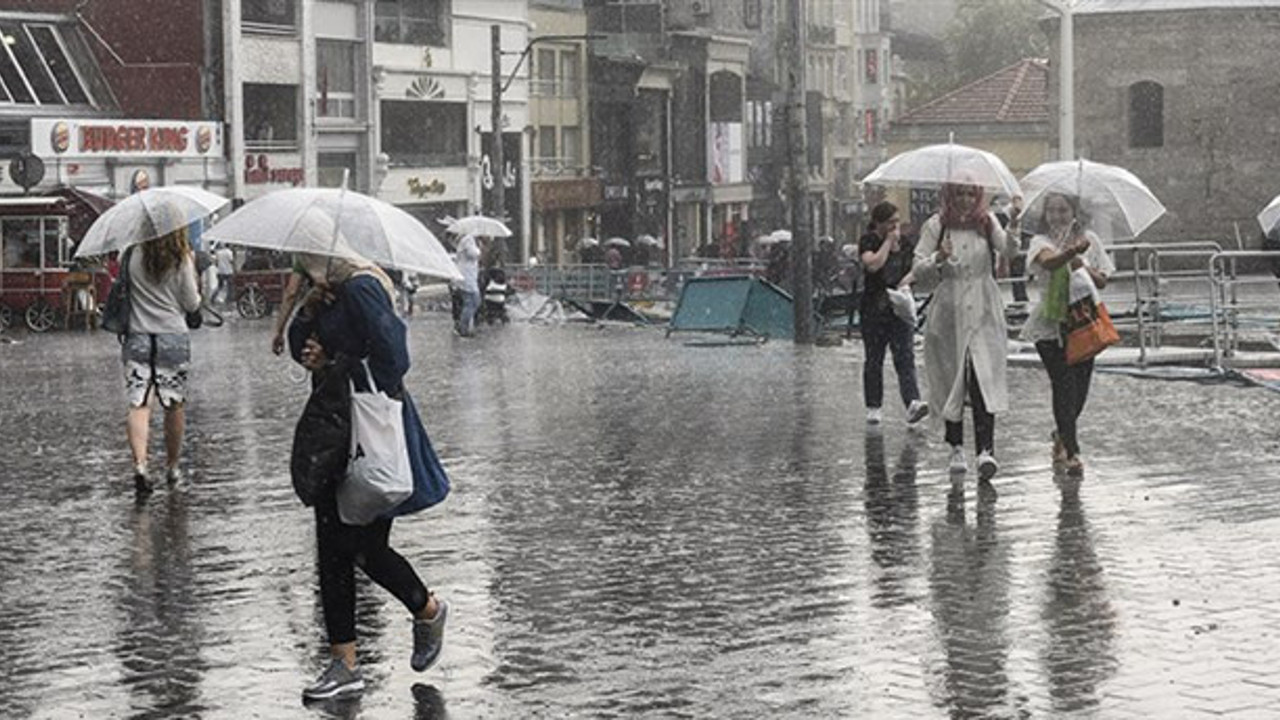 Meteoroloji sarı kod ile saat vererek uyardı. Dışarı çıkacaklar dikkat