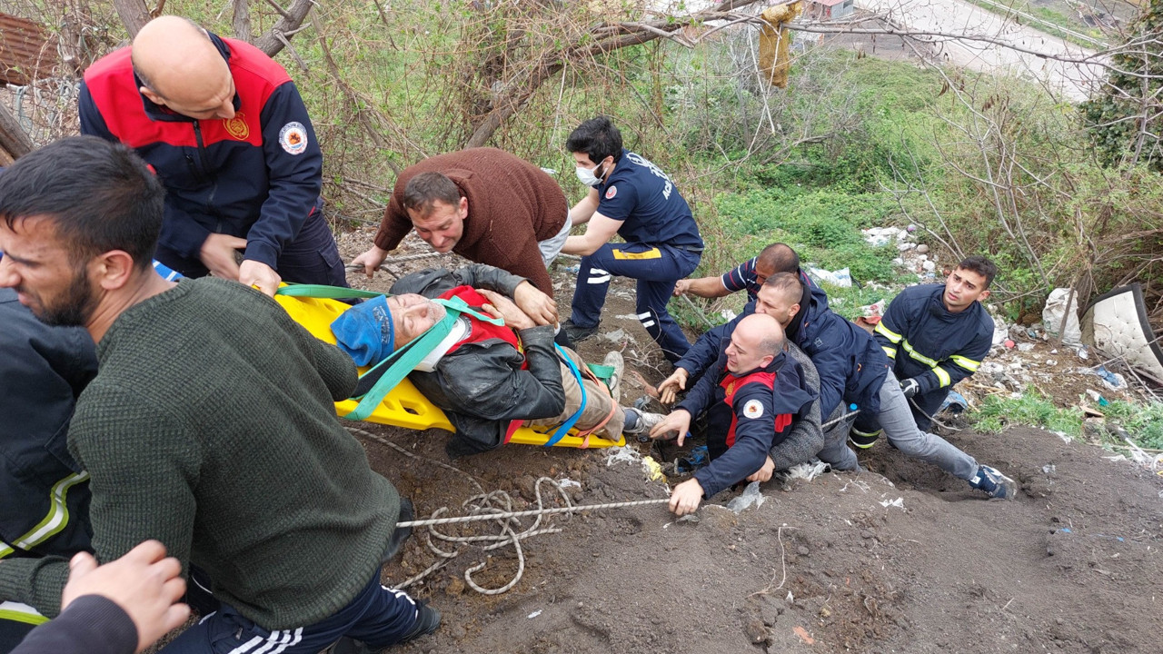 Yaşlı adam çöp toplarken uçuruma yuvarlandı