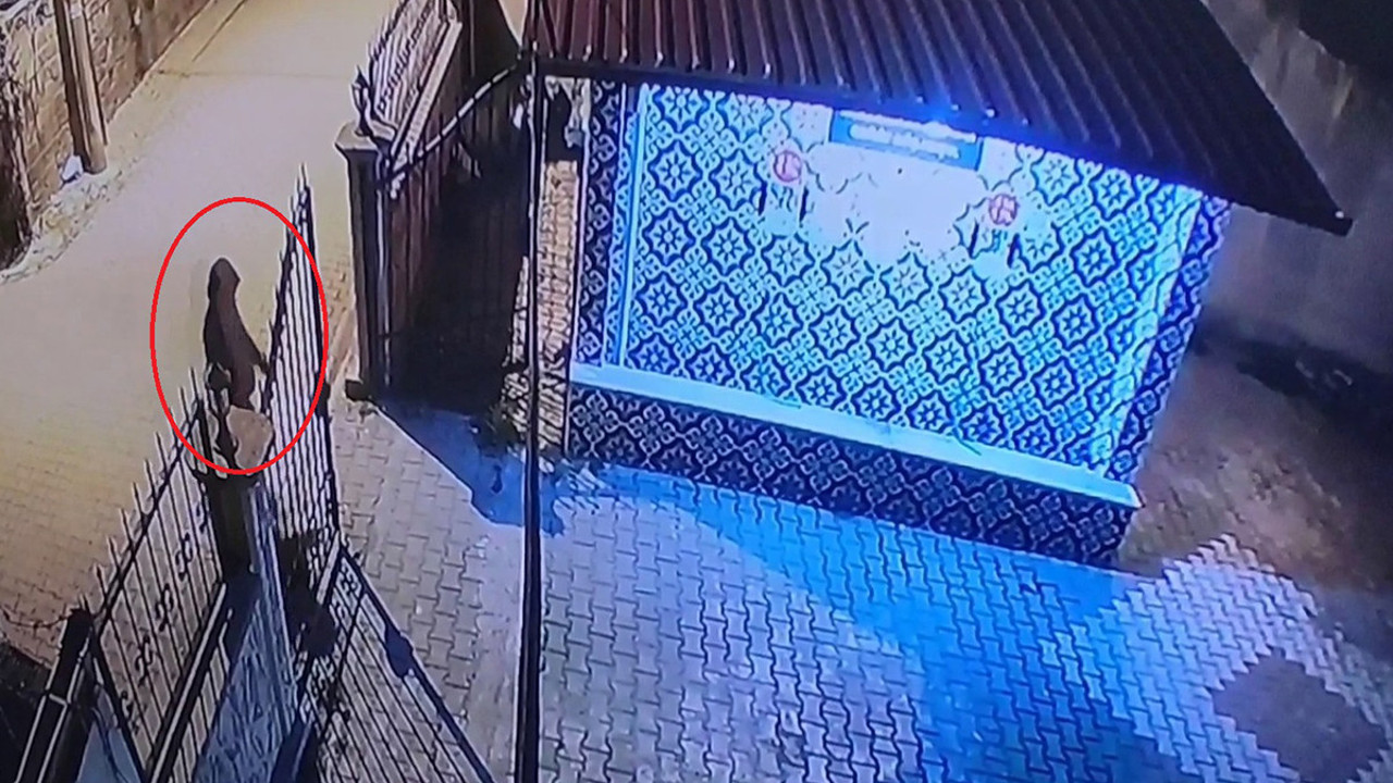 Cami avlusundaki çeşmenin musluklarını çalan şüpheli kamerada