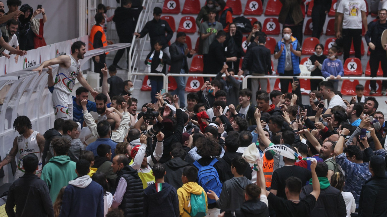 Maç bitti sandı, taraftar sahaya girdi