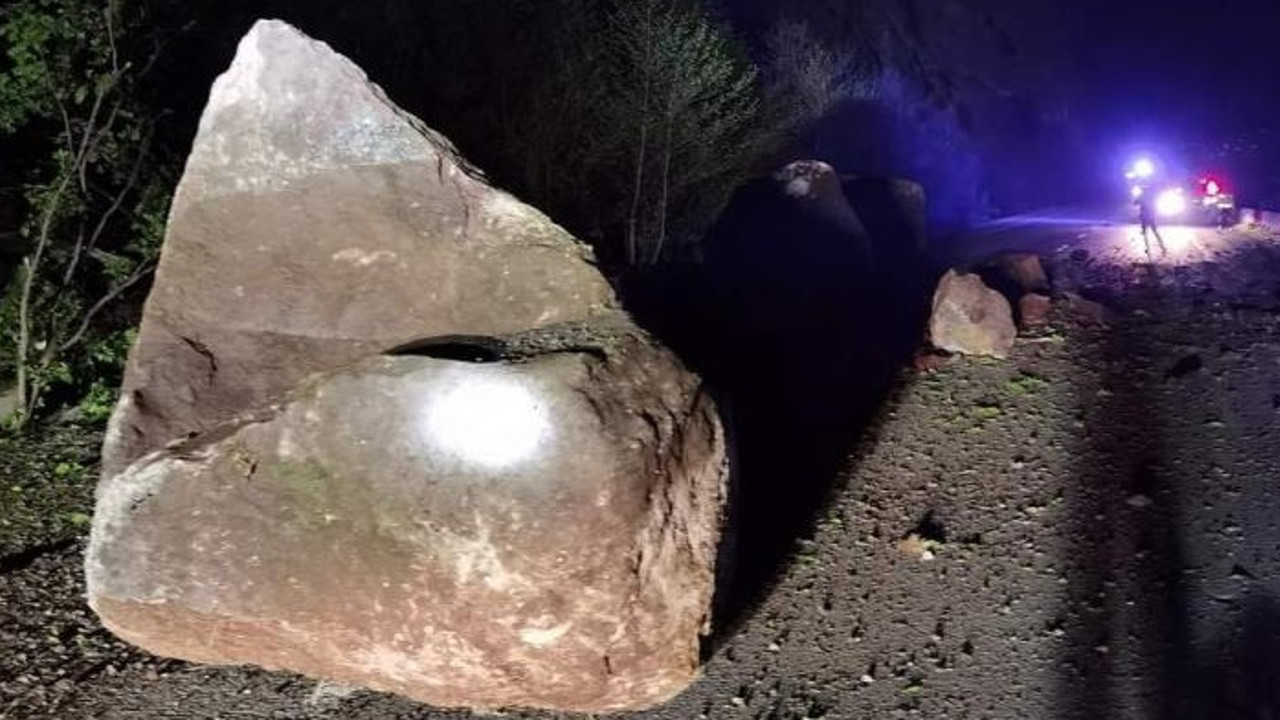 Yamaçtan kopan dev kayalar korku saçtı