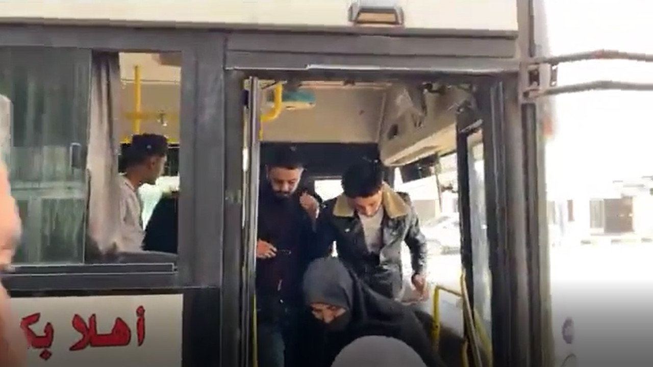 Vatandaş bayramda memleketine gitmek için bilet alamazken Suriyeliler yine sınır kapılarına yığıldı. Otobüsle gidip Suriye tarafında rahat rahat işlem yaptırdılar