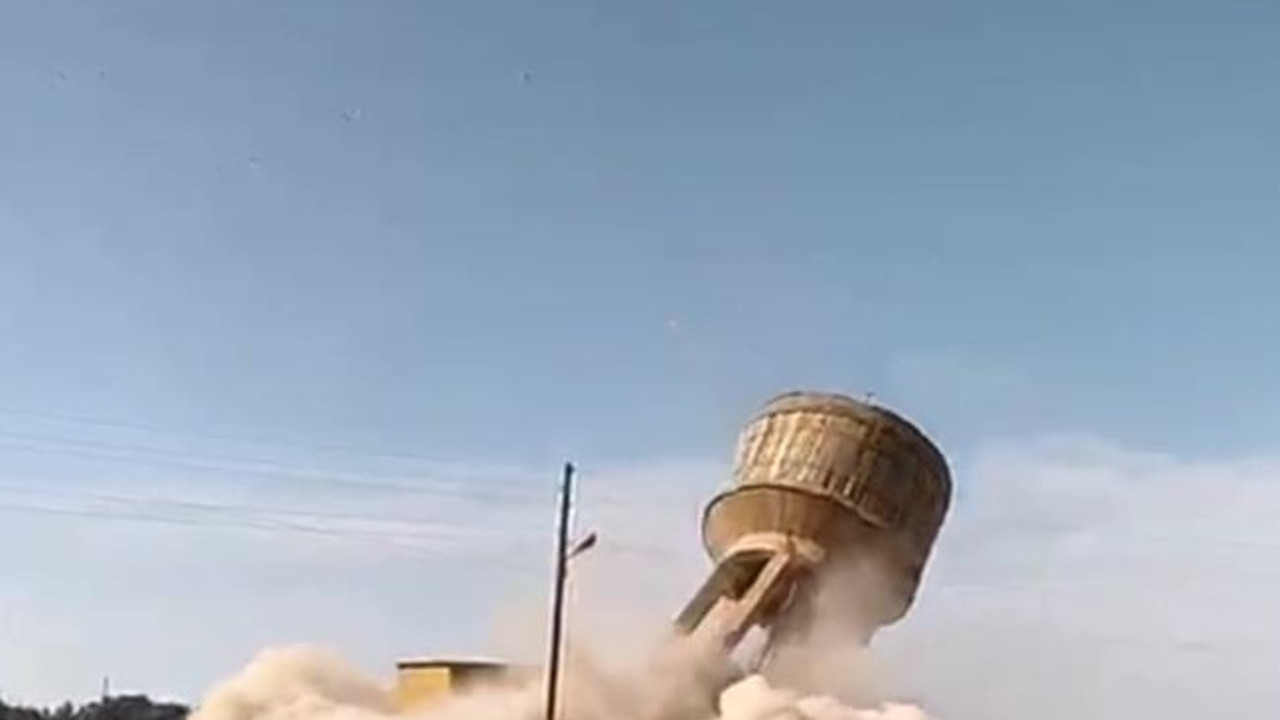 Dev su deposu halatla yıkıldı