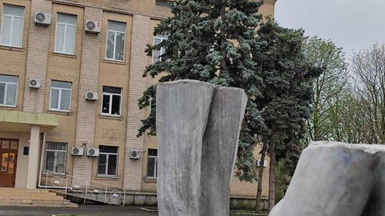 Rusya, Ukrayna'da ele geçirdiği bölgelerde kimin heykellerini dikiyor?