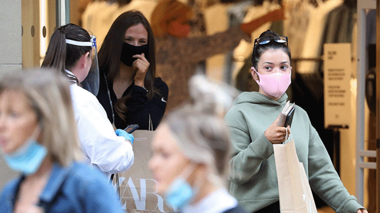 Avrupa'da ilk ülke oldu! Maskeleri çıkardılar