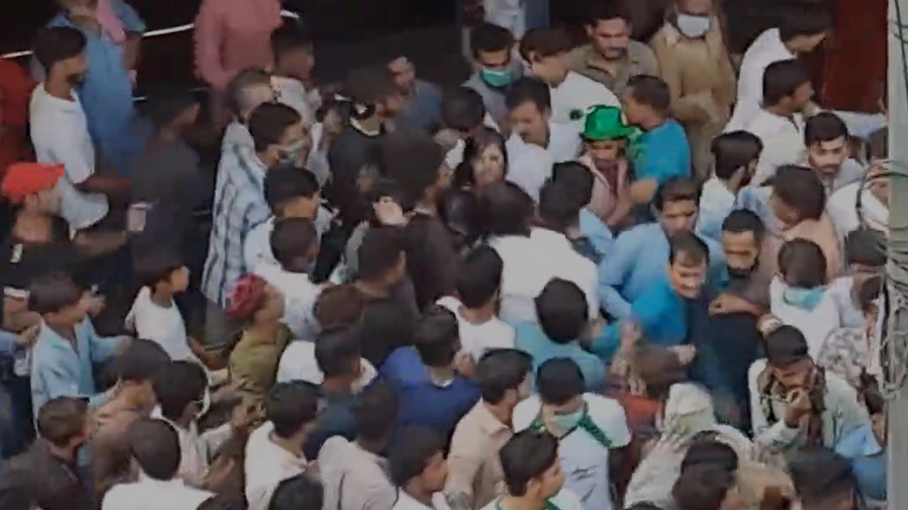 Pakistan'da insanlık dışı görüntüler. Yüzlerce sapık dört kadını böyle taciz etti