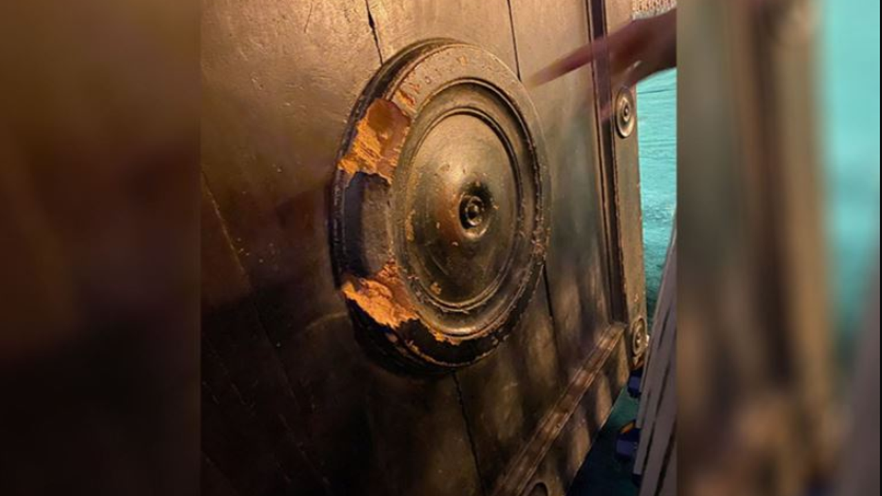 Ayasofya'nın paha biçilmez kapısı tahrip edildi. Yetkililer ''Biz tamir ederiz endişelenmeyin'' dedi