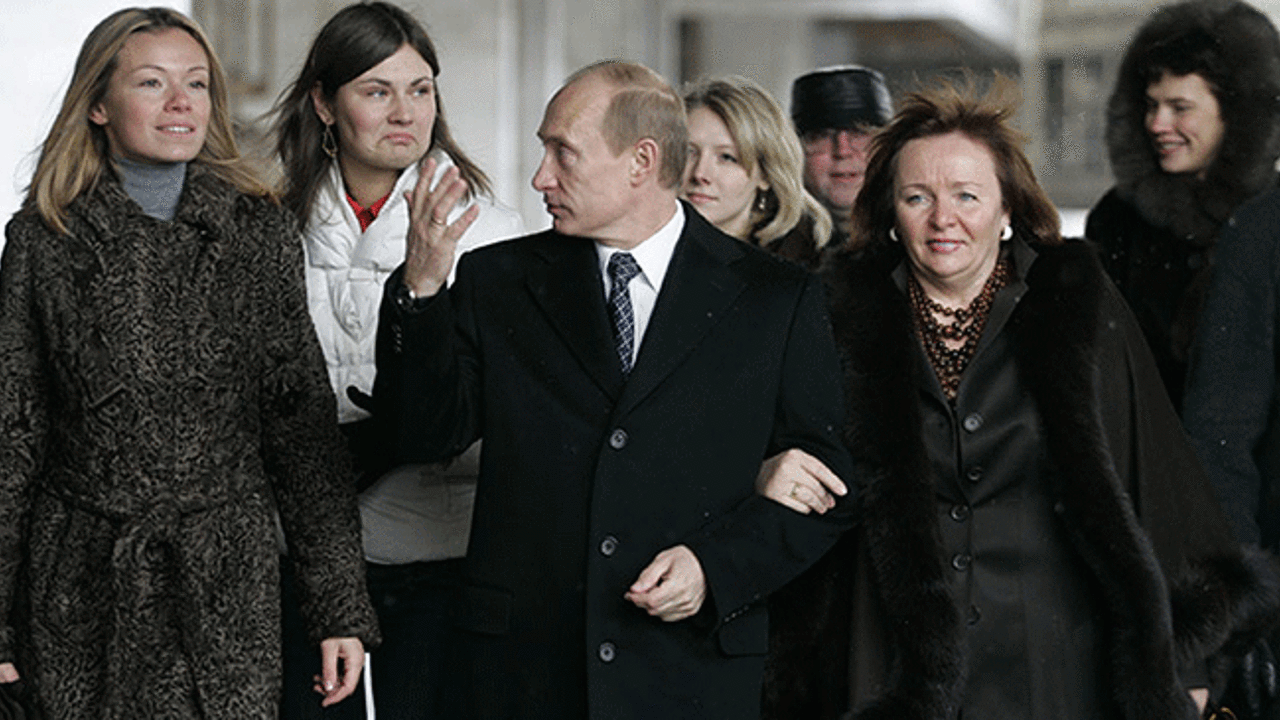Rusya Devlet Başkanı Vladimir Putin'in kızlarına bir darbe daha