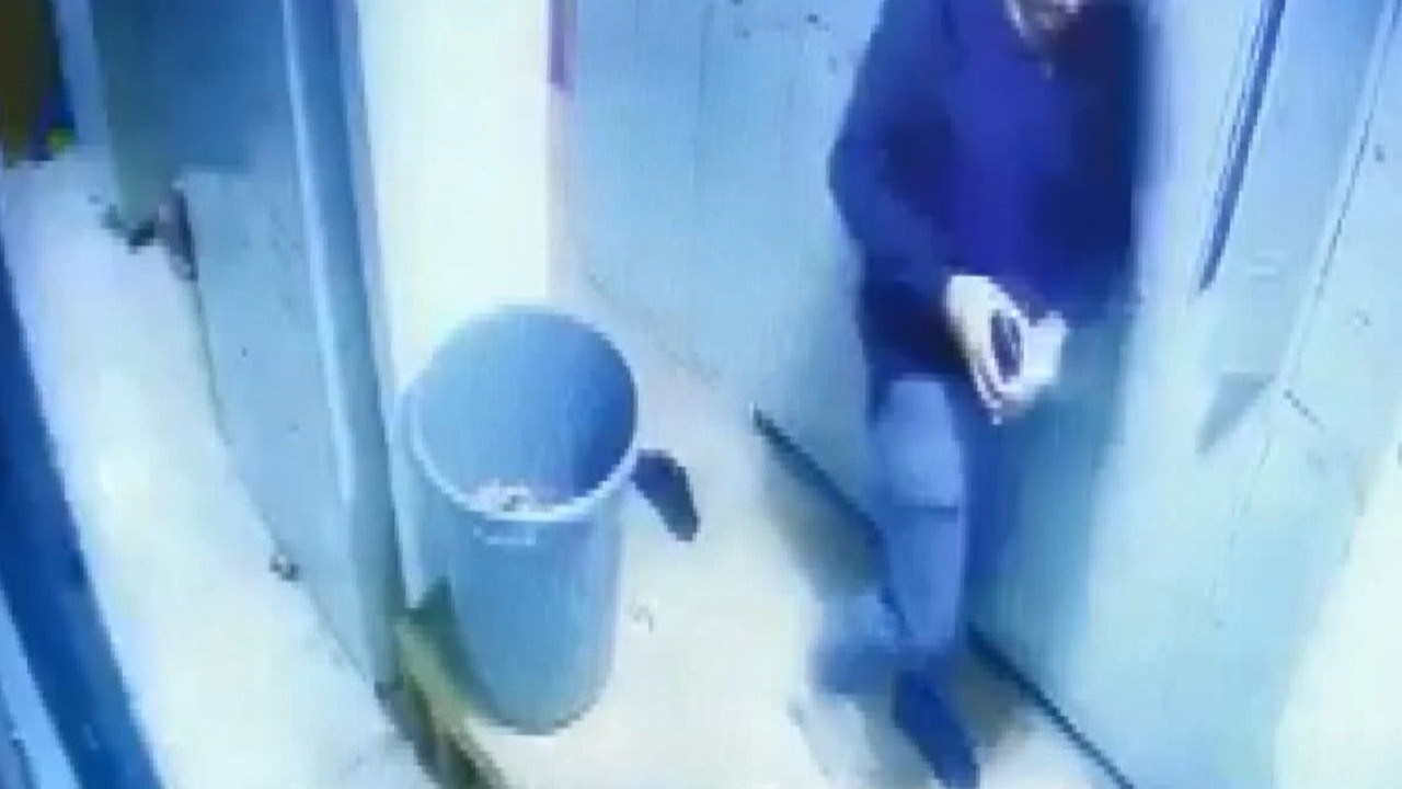 Beyoğlu’nda hamama giren turistin cüzdanı çalındı. Hırsızlık anı saniye saniye kameraya yansıdı