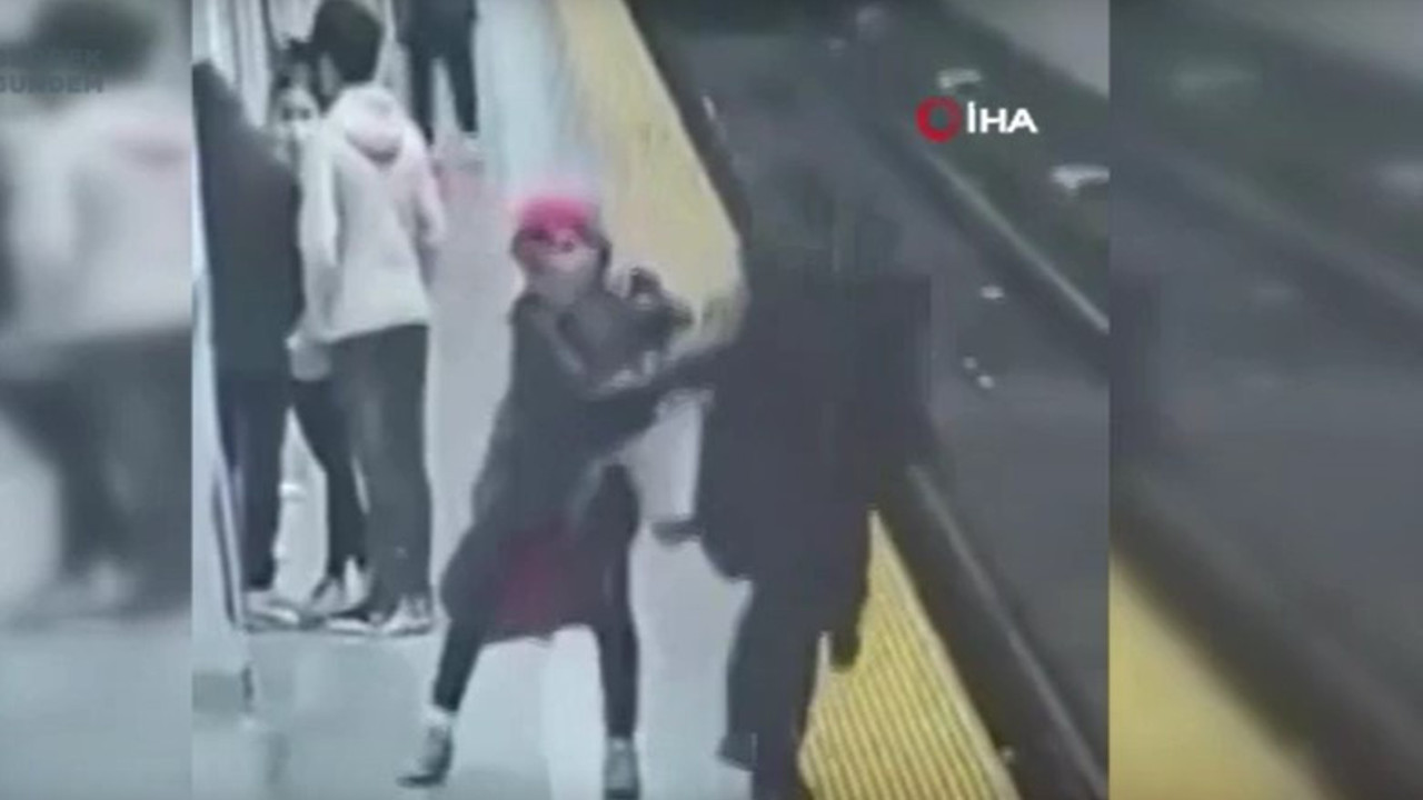 Metro istasyonunda bekleyen kadını raylara itti! O anlar kamerada
