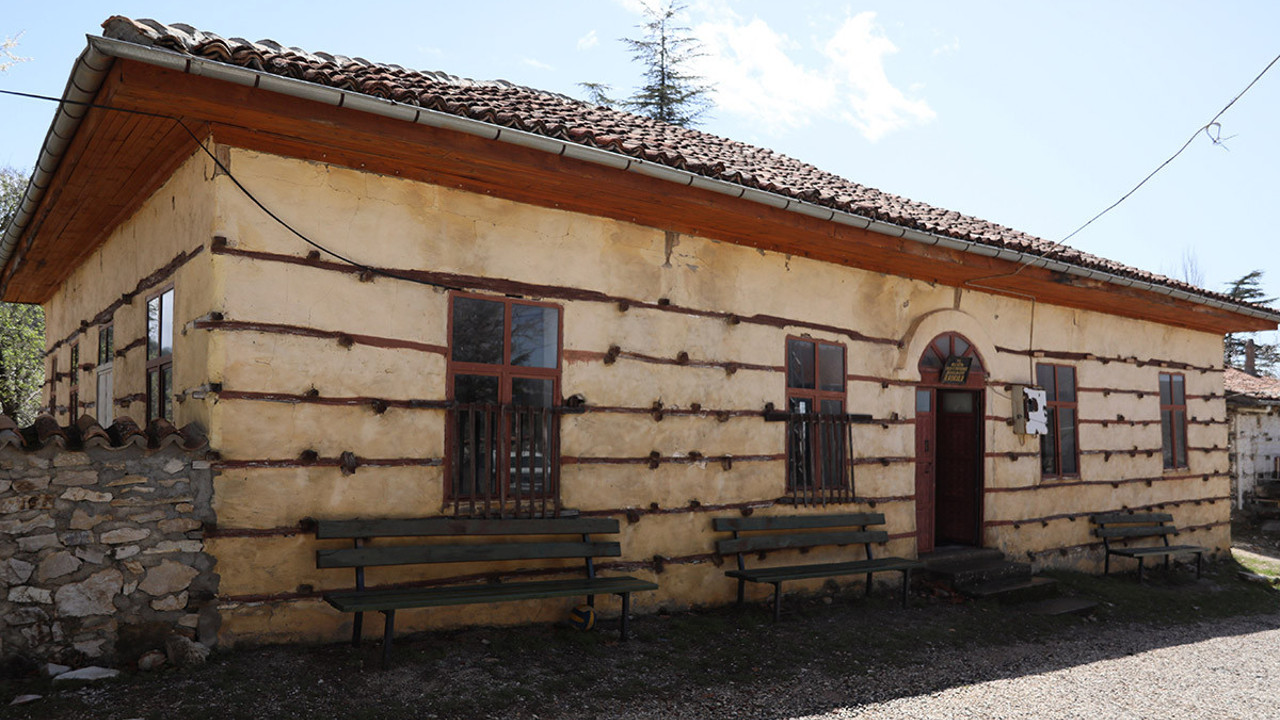 Düğmeli ilkokul orijinalliğiyle dikkat çekiyor! Tam 150 yıllık 2 sınıfı var…