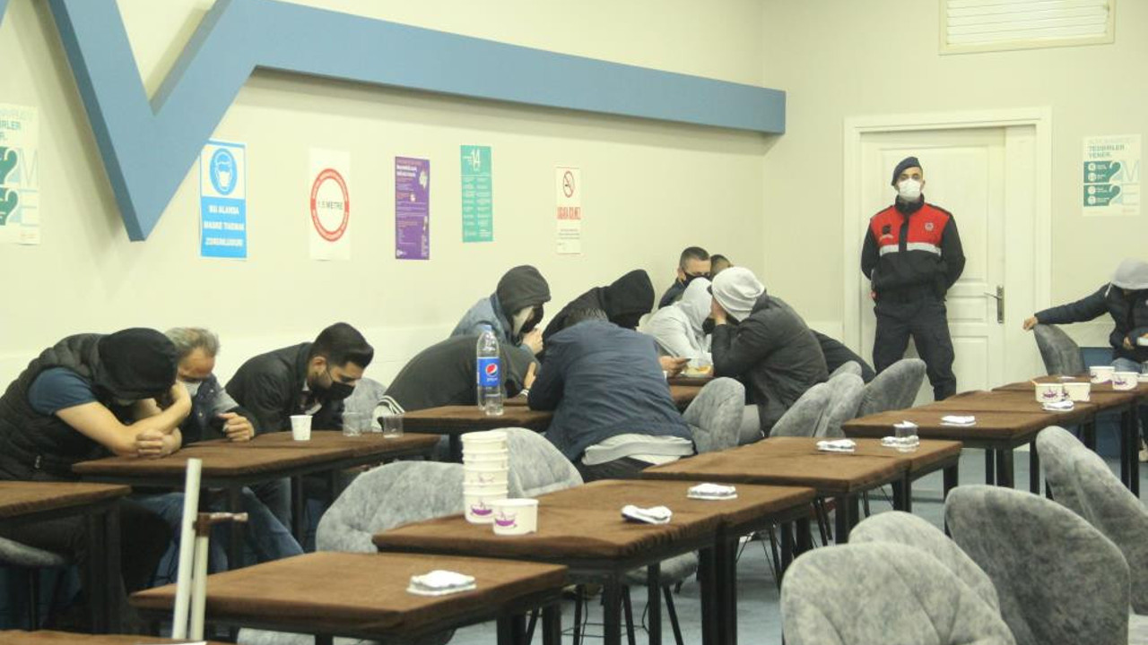 Jandarma duvar kırdı asitli kumarhane ortaya çıktı