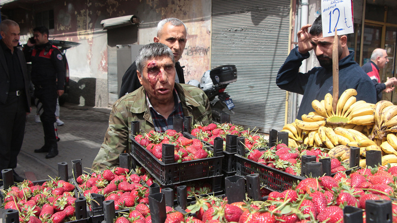 Ellerin kırılsın. Ne istedin bu garibandan. Trafik magandası seyyar satıcıyı tekme ve yumrukla dövdü