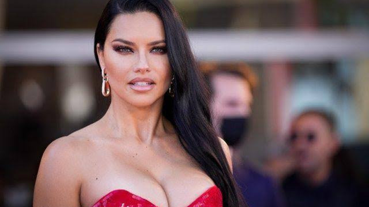 Adriana Lima karnı burnunda defileye çıktı