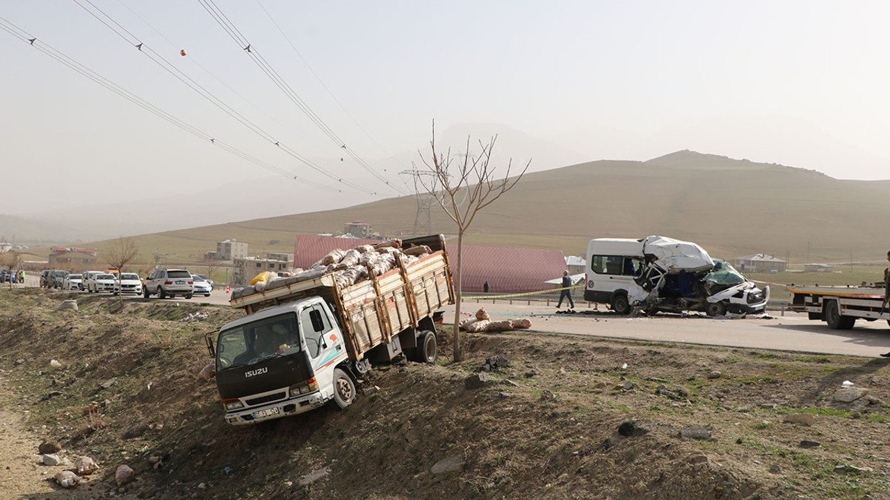 Van’da feci kaza! Yolcu minibüsü kamyona arkadan çarptı: 13 yaralı